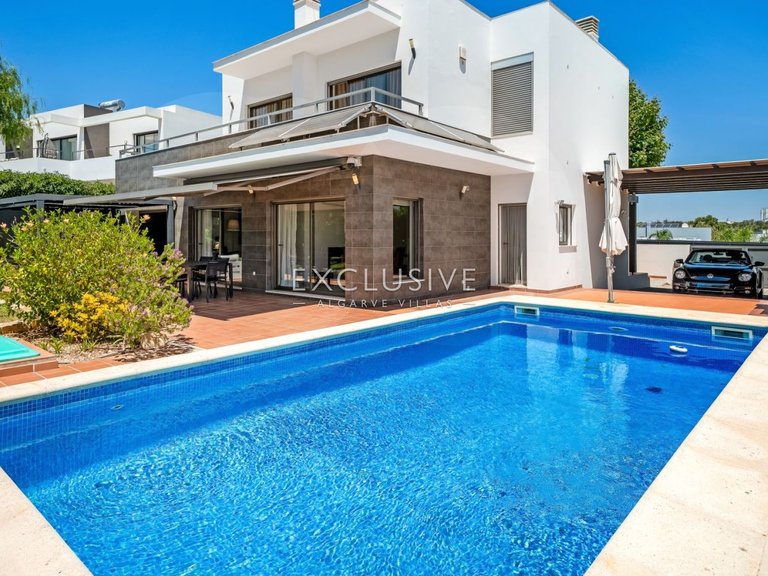 Villa for Sale in ArmaÇÃo De Pera, Algarve 1