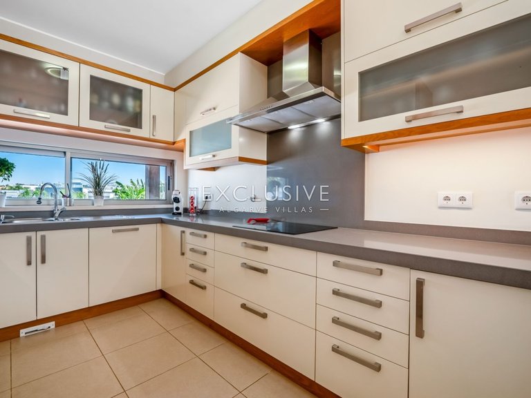 Villa for Sale in ArmaÇÃo De Pera, Algarve 18