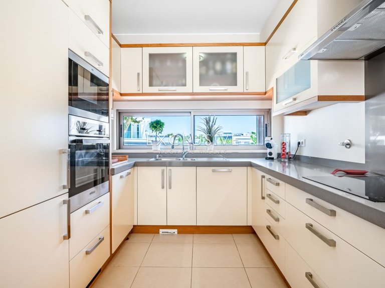 Villa for Sale in ArmaÇÃo De Pera, Algarve 16