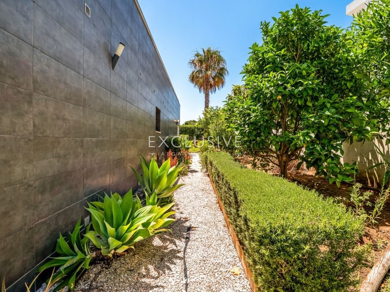 Villa for Sale in ArmaÇÃo De Pera, Algarve 3