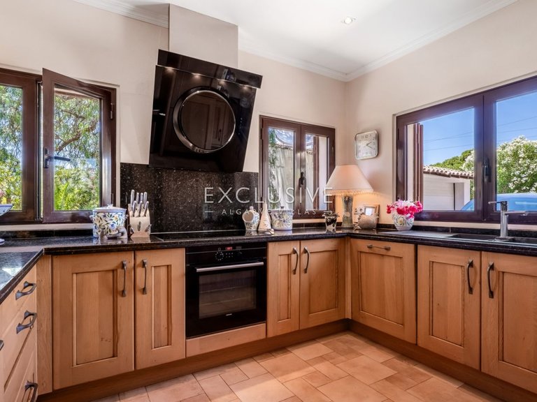 Villa for Sale in Carvoeiro, Algarve 12