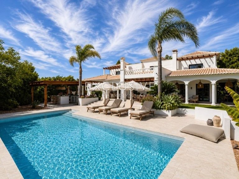 Villa for Sale in Carvoeiro, Algarve 1