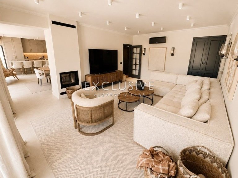Villa for Sale in Carvoeiro, Algarve 12