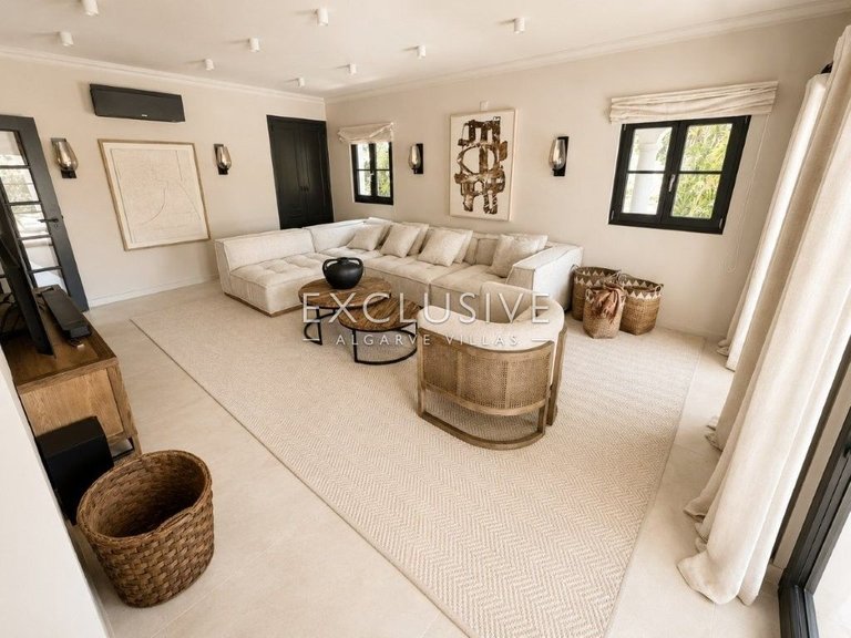 Villa for Sale in Carvoeiro, Algarve 10