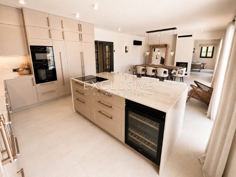 Villa for Sale in Carvoeiro, Algarve 7
