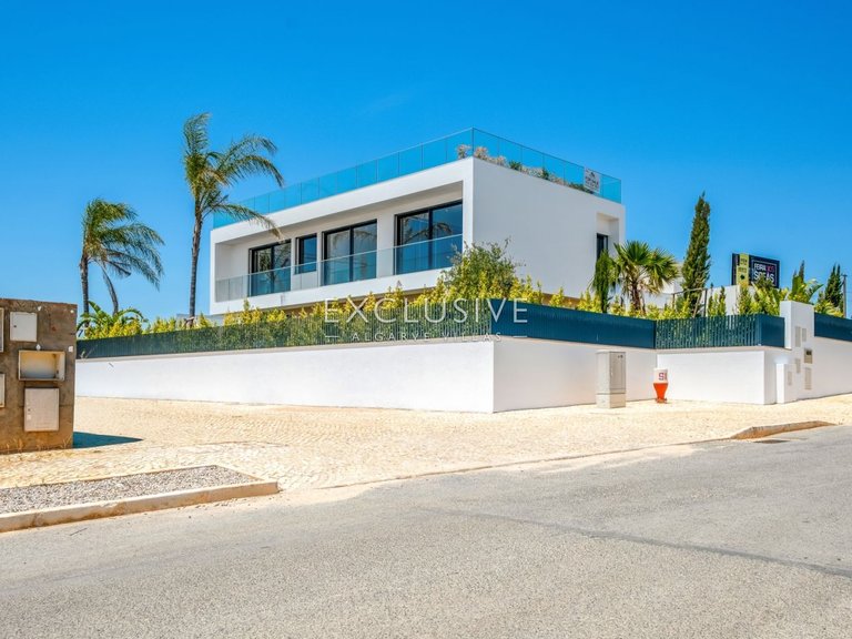 Villa for Sale in ArmaÇÃo De Pera, Algarve 3