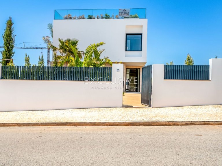 Villa for Sale in ArmaÇÃo De Pera, Algarve 4