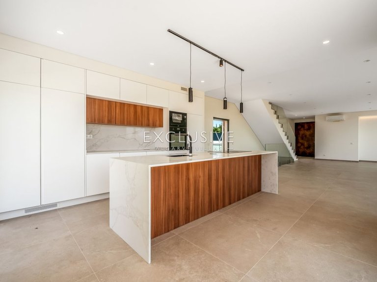 Villa for Sale in ArmaÇÃo De Pera, Algarve 11