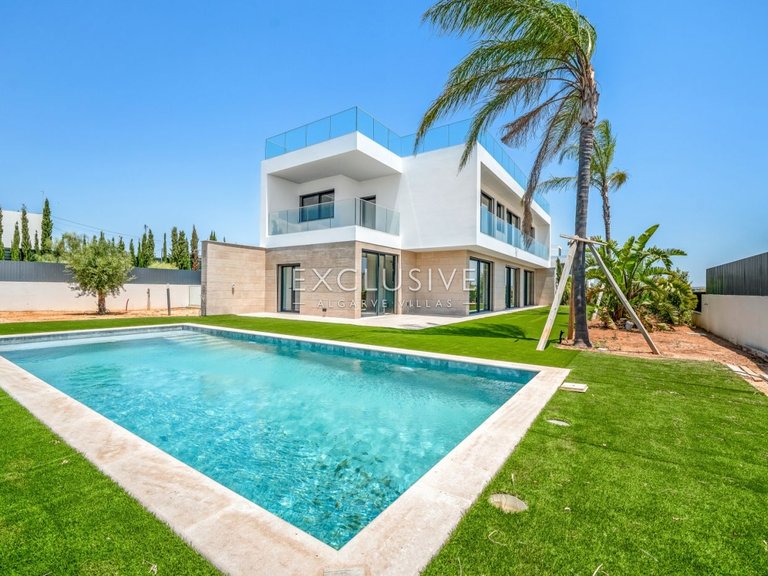 Villa for Sale in ArmaÇÃo De Pera, Algarve 1