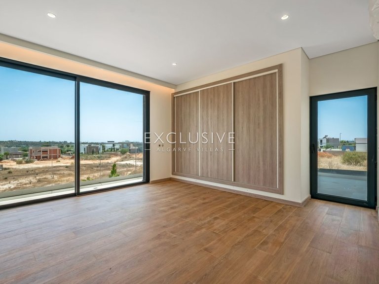 Villa for Sale in ArmaÇÃo De Pera, Algarve 13