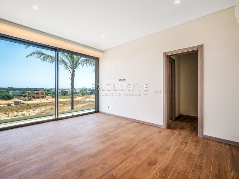 Villa for Sale in ArmaÇÃo De Pera, Algarve 19