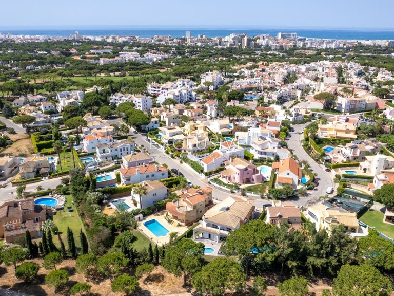 Villa for Sale in Vilamoura, Algarve 39