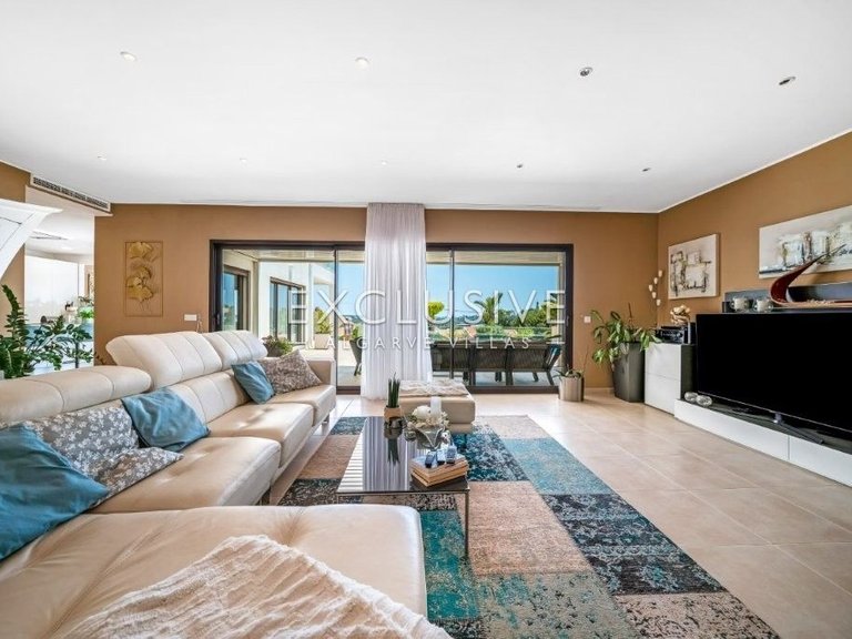 Villa for Sale in PortimÃo, Algarve 3
