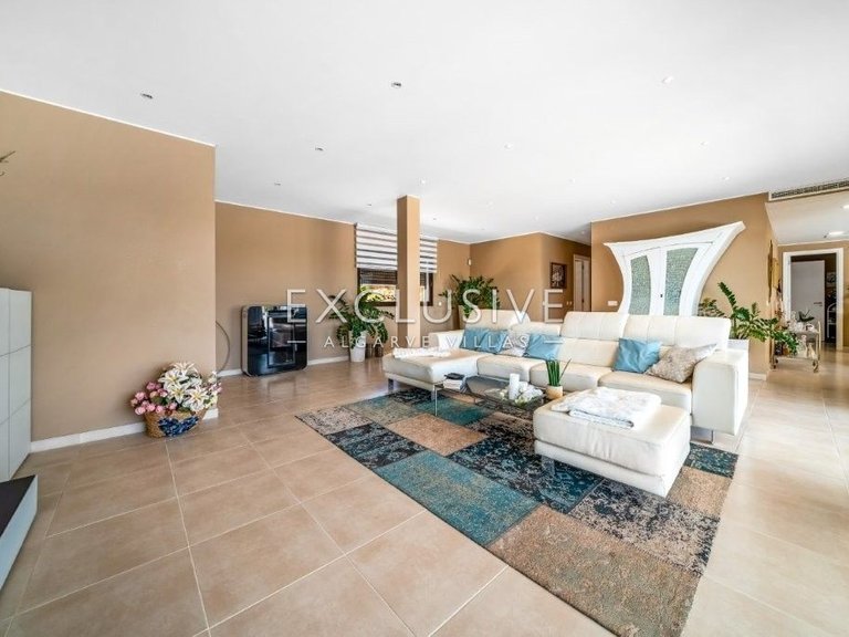 Villa for Sale in PortimÃo, Algarve 2