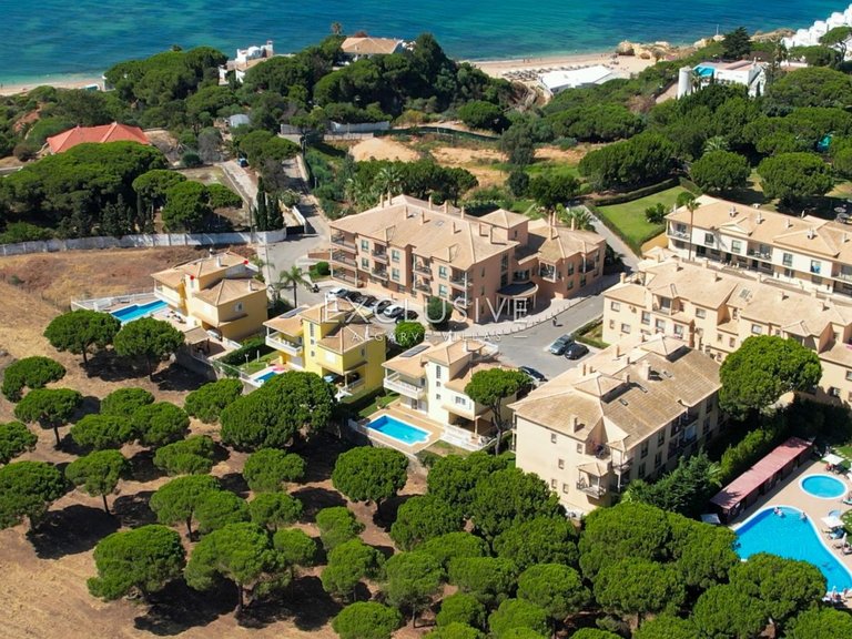 Villa for Sale in Albufeira, Algarve 1