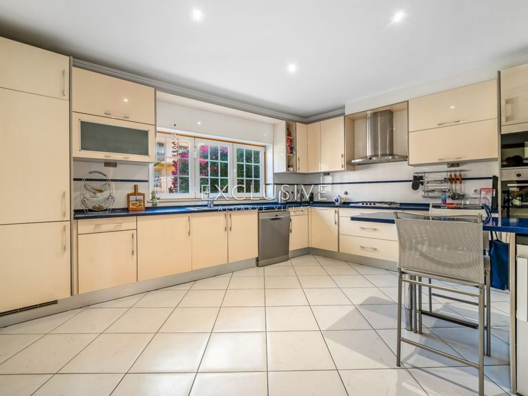 Villa for Sale in Albufeira, Algarve 11