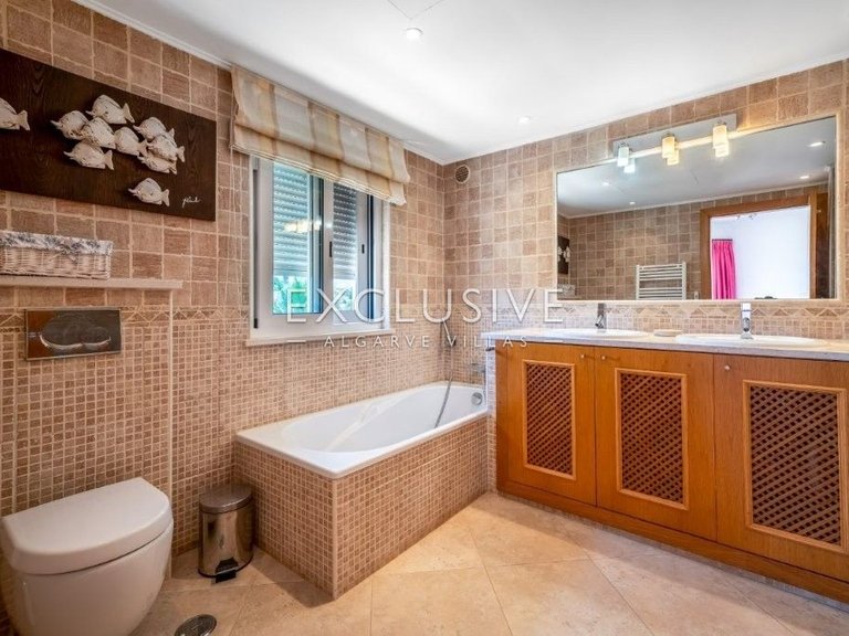 Villa for Sale in Carvoeiro, Algarve 35