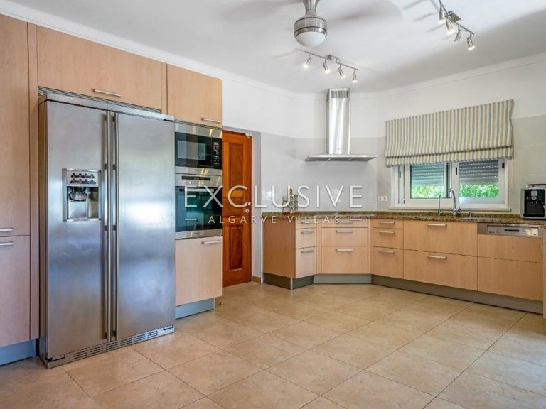 Villa for Sale in Carvoeiro, Algarve 11