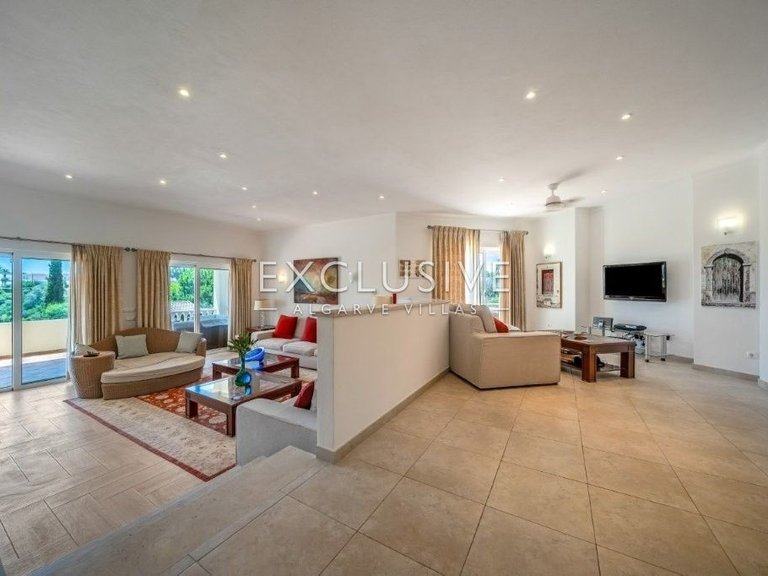 Villa for Sale in Carvoeiro, Algarve 4