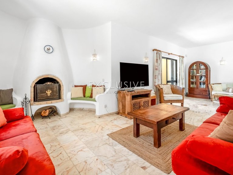 Villa for Sale in Carvoeiro, Algarve 11