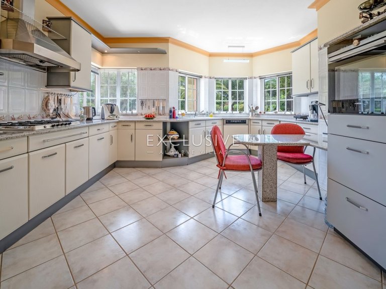 Villa for Sale in Carvoeiro, Algarve 12