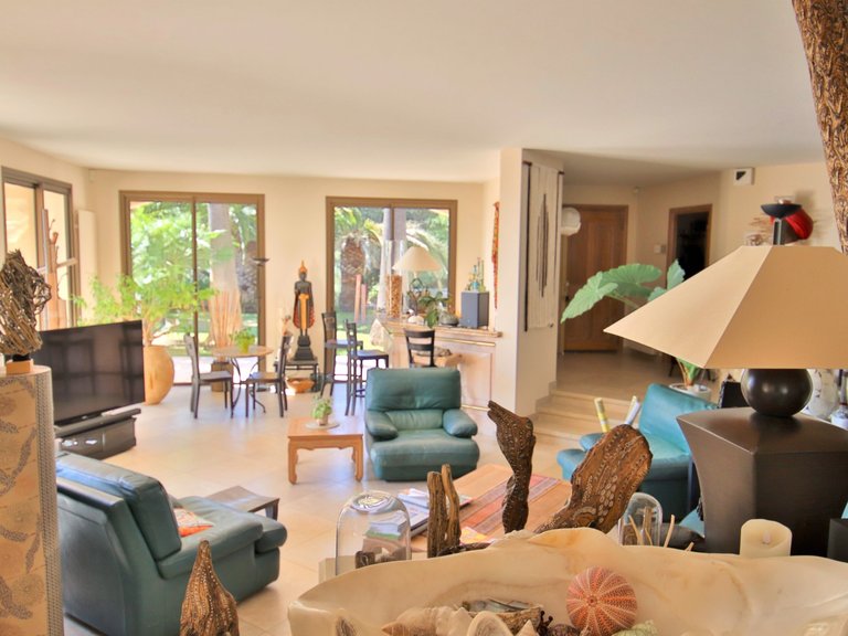 Villa for Sale in Nice, Nice Area 14