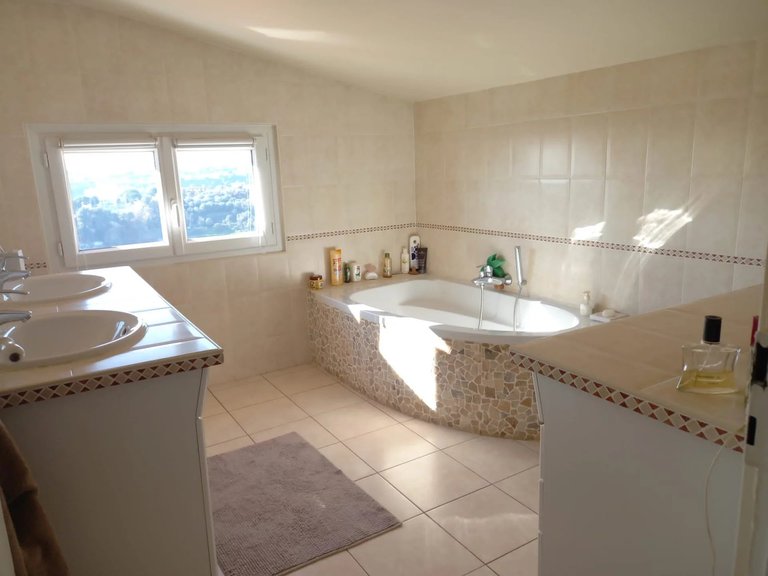 Villa for Sale in Nice, Nice Area 14