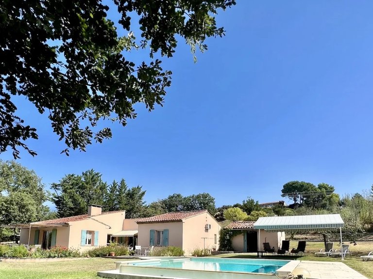 Villa for Sale in Goult, The Luberon / Vaucluse 1