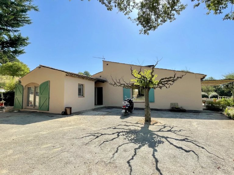 Villa for Sale in Goult, The Luberon / Vaucluse 11