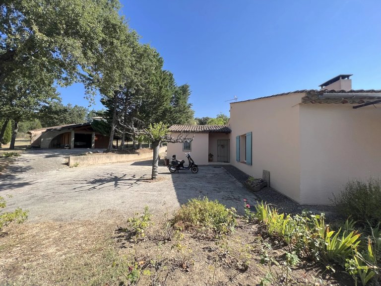 Villa for Sale in Goult, The Luberon / Vaucluse 12