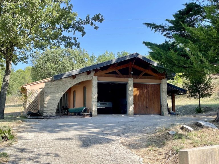 Villa for Sale in Goult, The Luberon / Vaucluse 13