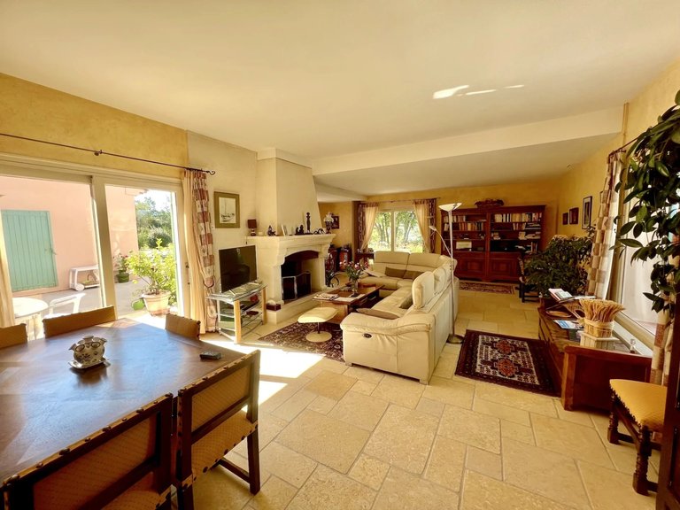 Villa for Sale in Goult, The Luberon / Vaucluse 15