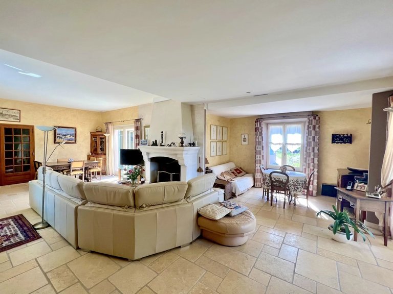 Villa for Sale in Goult, The Luberon / Vaucluse 16