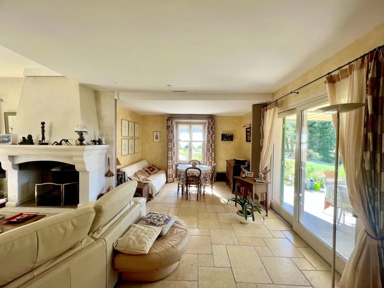 Villa for Sale in Goult, The Luberon / Vaucluse 17