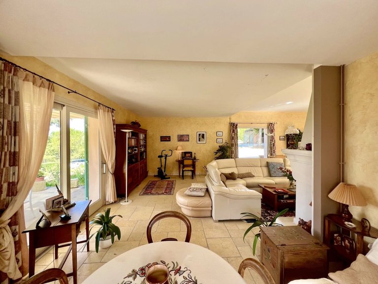 Villa for Sale in Goult, The Luberon / Vaucluse 19