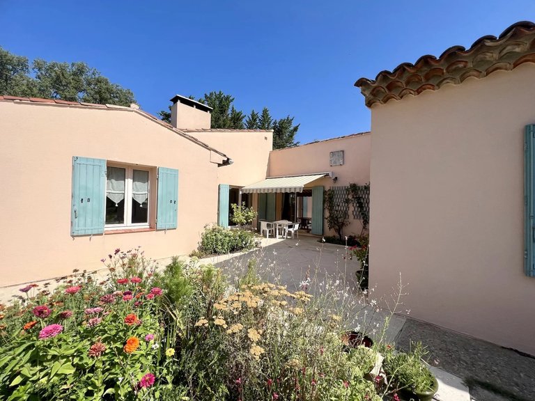 Villa for Sale in Goult, The Luberon / Vaucluse 4