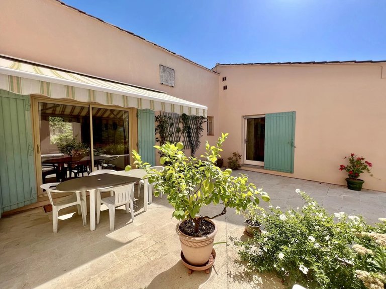 Villa for Sale in Goult, The Luberon / Vaucluse 5