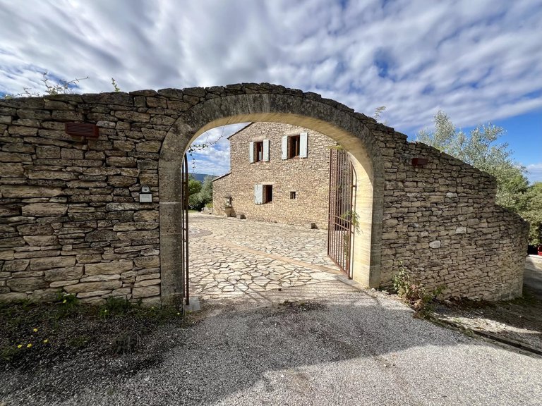 Villa for Sale in Goult, The Luberon / Vaucluse 11