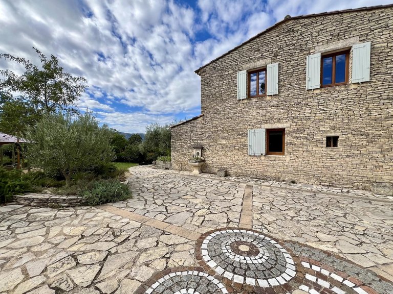 Villa for Sale in Goult, The Luberon / Vaucluse 12