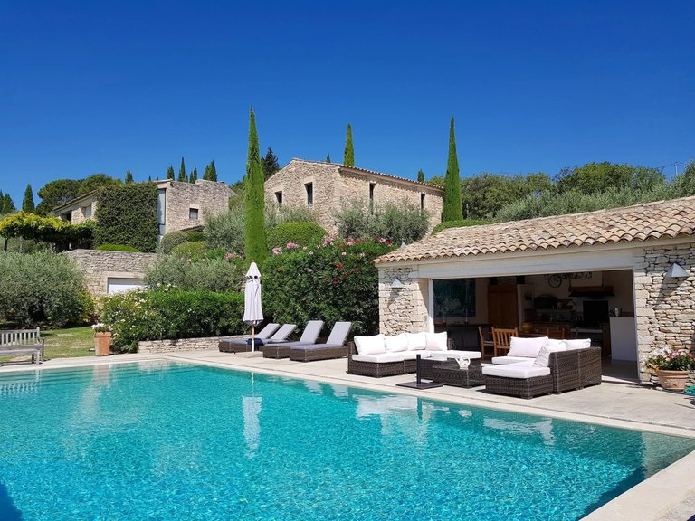 Villa for Sale in Gordes, The Luberon / Vaucluse 1