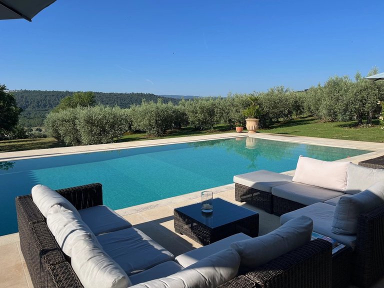 Villa for Sale in Gordes, The Luberon / Vaucluse 2