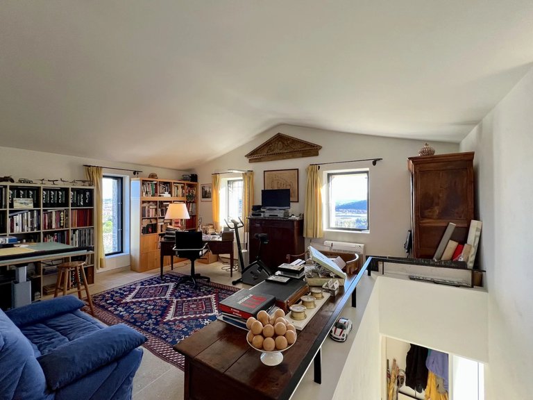 Villa for Sale in Gordes, The Luberon / Vaucluse 11