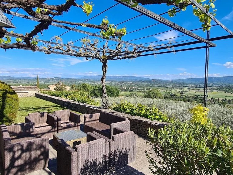 Villa for Sale in Gordes, The Luberon / Vaucluse 5