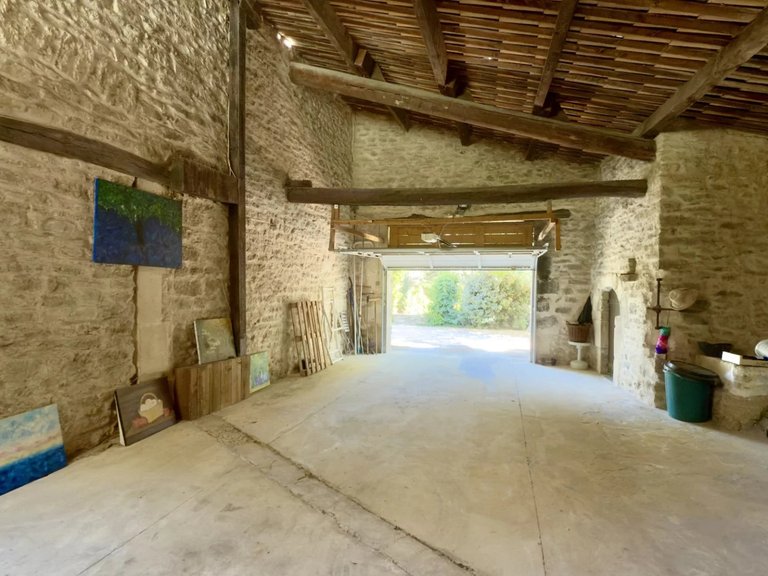 Villa for Sale in Goult, The Luberon / Vaucluse 19