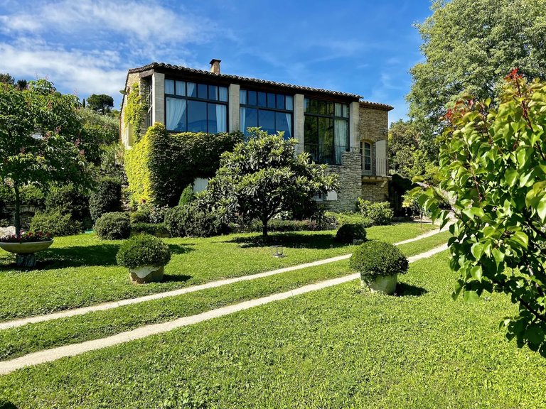 Villa for Sale in Gordes, The Luberon / Vaucluse 1