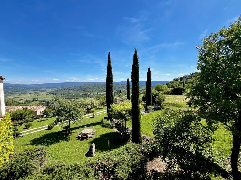 Villa for Sale in Gordes, The Luberon / Vaucluse 2