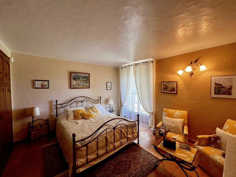 Villa for Sale in Gordes, The Luberon / Vaucluse 17