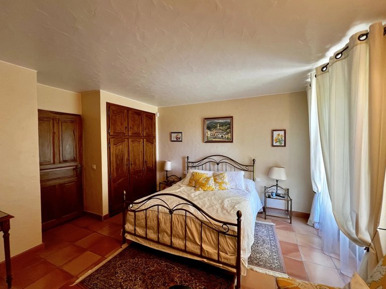 Villa for Sale in Gordes, The Luberon / Vaucluse 18