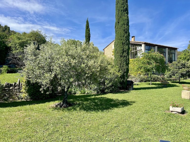 Villa for Sale in Gordes, The Luberon / Vaucluse 3