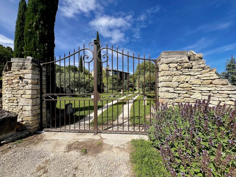 Villa for Sale in Gordes, The Luberon / Vaucluse 7